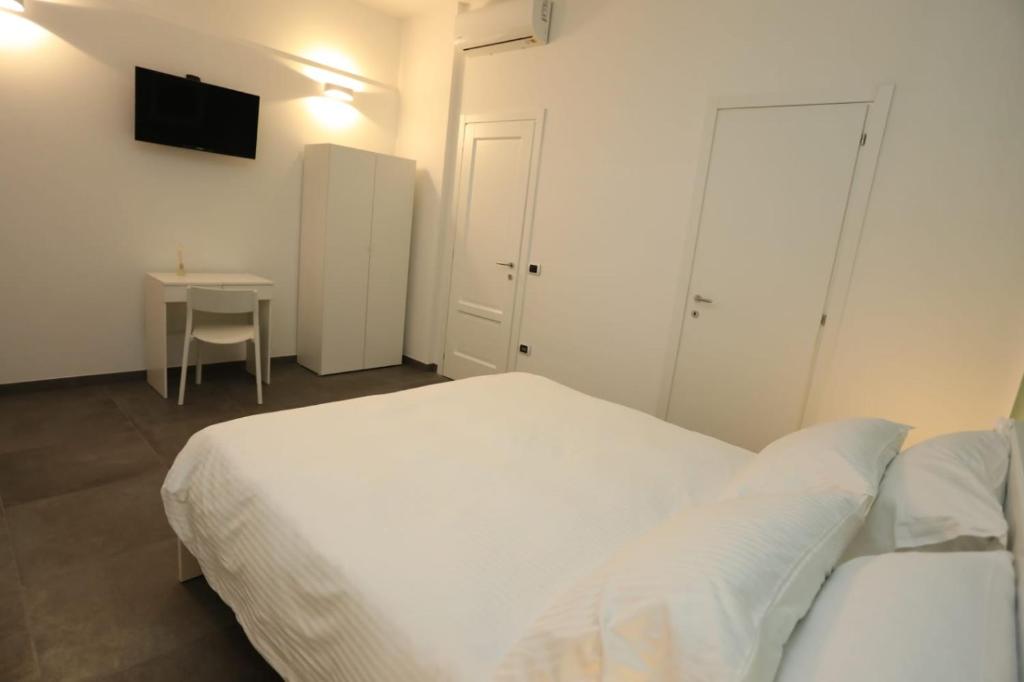 A bed or beds in a room at Delia Rooms & Gallery