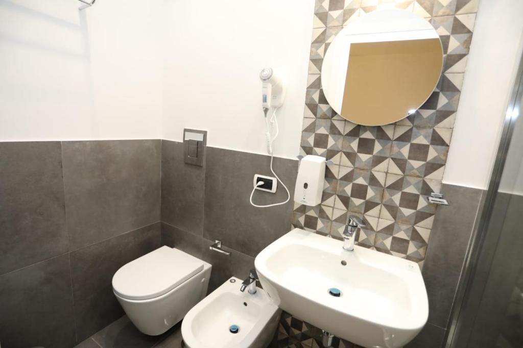 A bathroom at Delia Rooms & Gallery