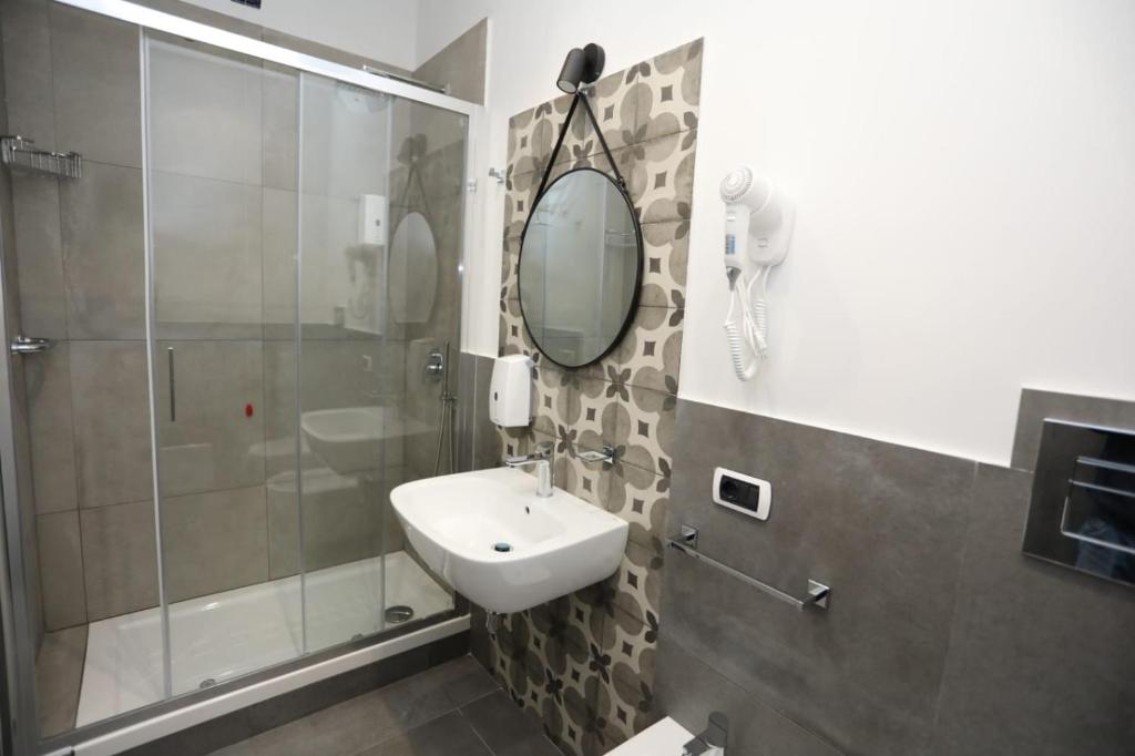 A bathroom at Delia Rooms & Gallery