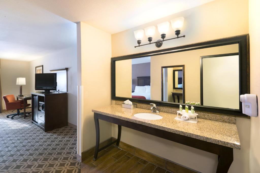 Holiday Inn Express Show Low by IHG - Error