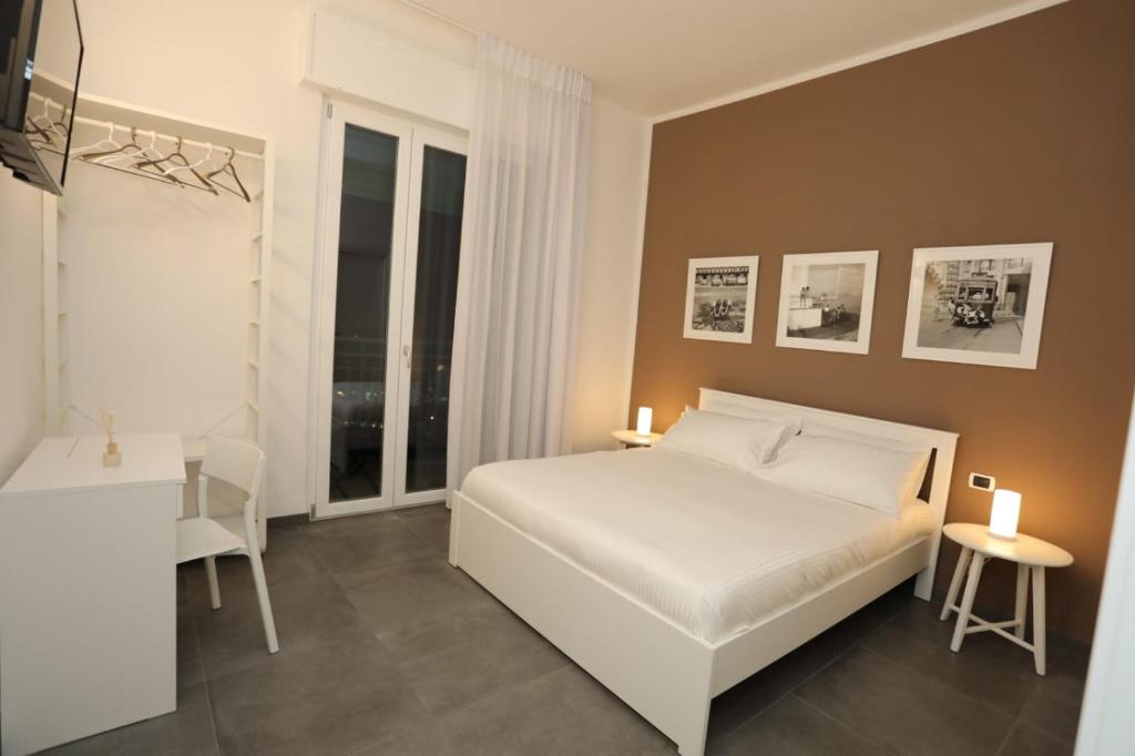 A bed or beds in a room at Delia Rooms & Gallery