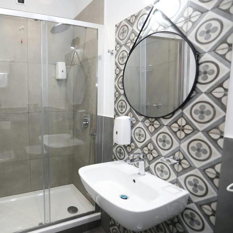 A bathroom at Delia Rooms & Gallery