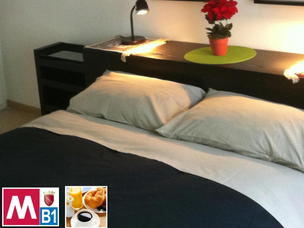 ein Schlafzimmer mit einem Bett mit einem Teller Essen drauf in der Unterkunft Suite 14 in Rom