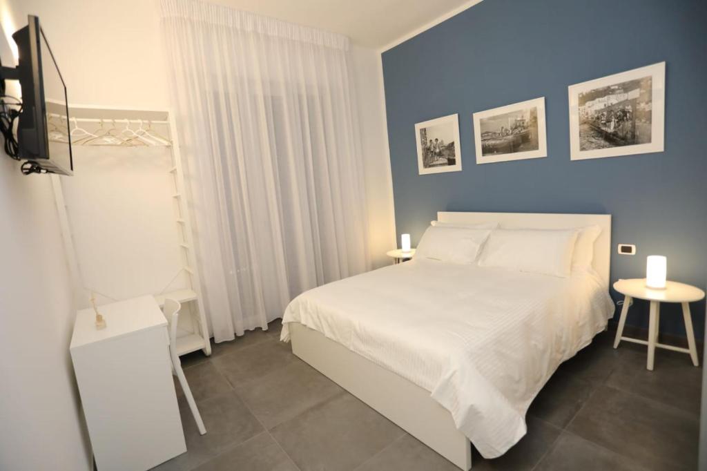 A bed or beds in a room at Delia Rooms & Gallery