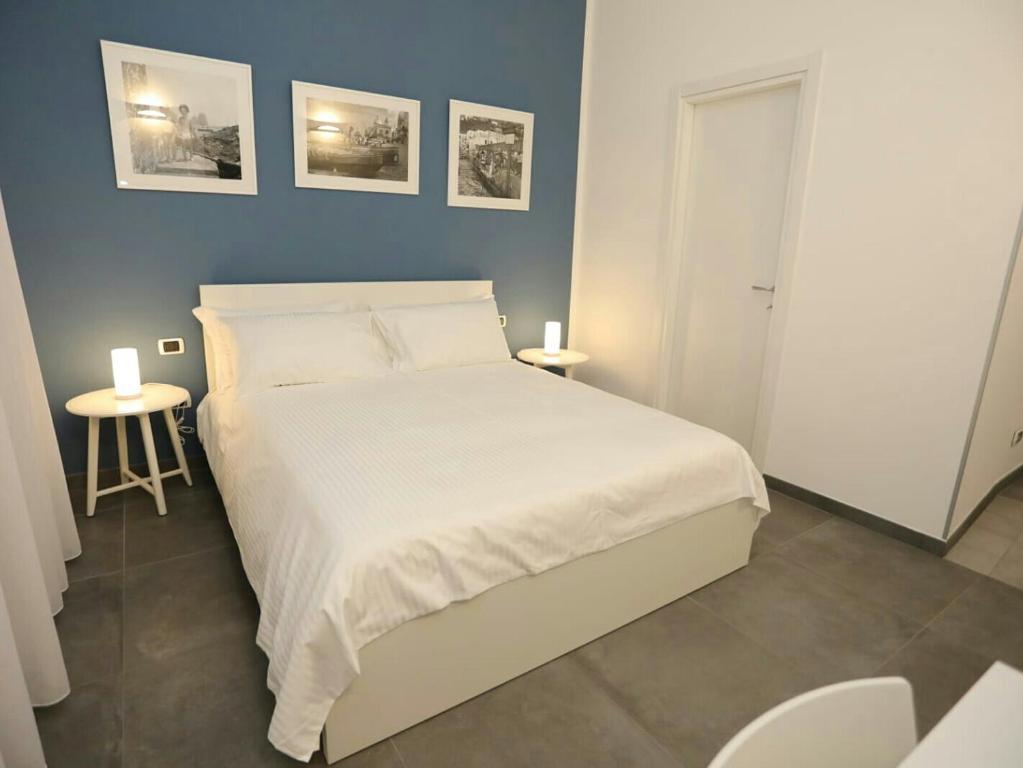 A bed or beds in a room at Delia Rooms & Gallery