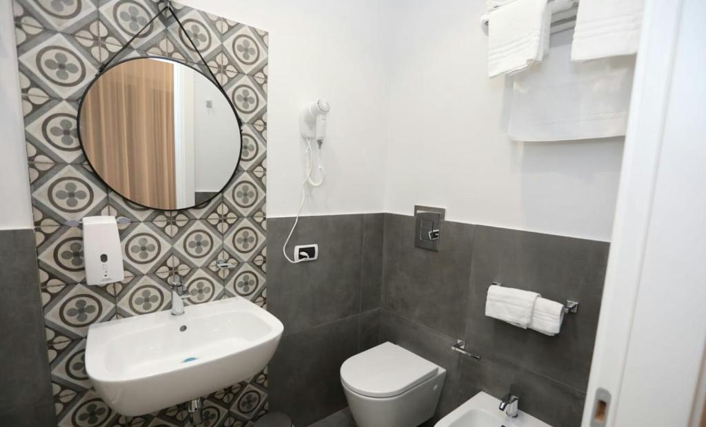 A bathroom at Delia Rooms & Gallery