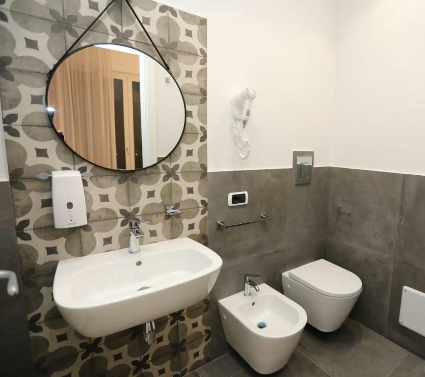 A bathroom at Delia Rooms & Gallery