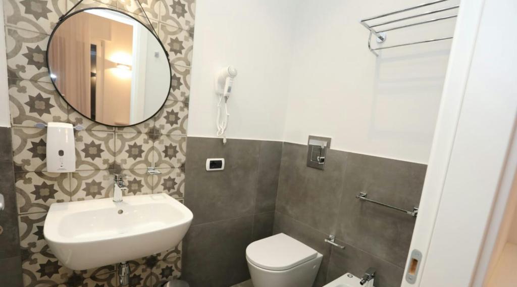 A bathroom at Delia Rooms & Gallery