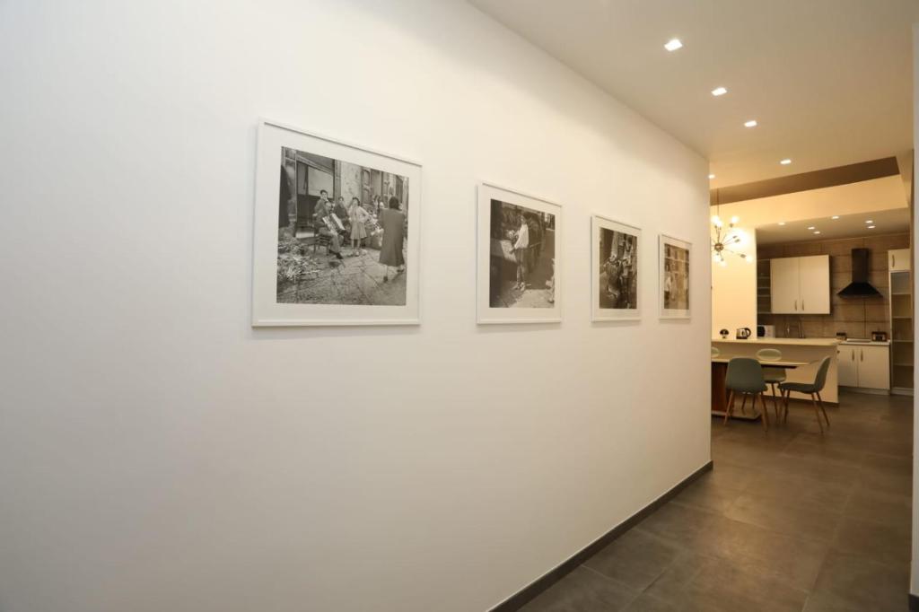 A seating area at Delia Rooms & Gallery