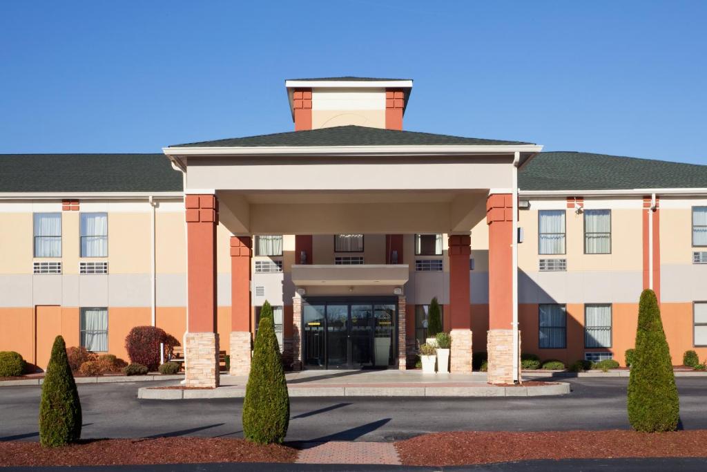 un edificio de hospital con una gran entrada en Best Western North Attleboro - Providence Beltway, en North Attleboro