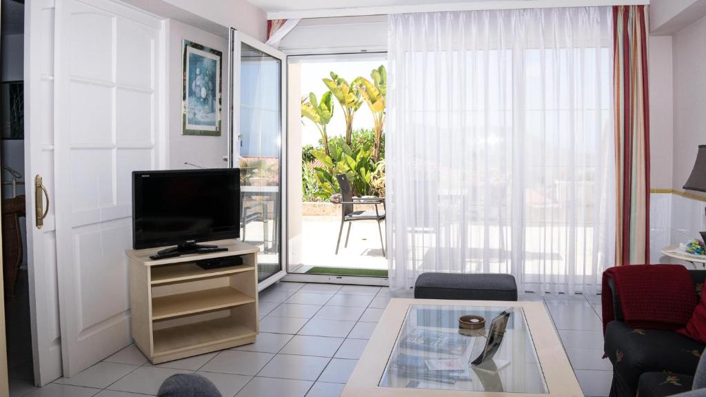 A television and/or entertainment centre at Apartment Vistamar 3