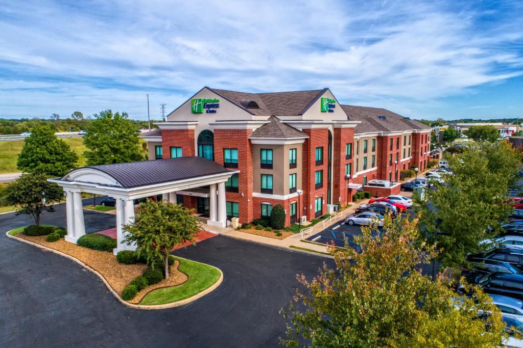 una vista aérea de un hotel con aparcamiento en Holiday Inn Express Hotel & Suites Memphis Southwind, an IHG Hotel, en Memphis