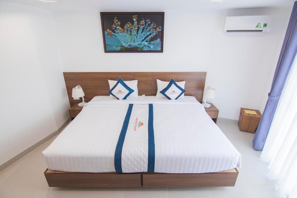 Postel nebo postele na pokoji v ubytování Mermaid Seaside Hotel