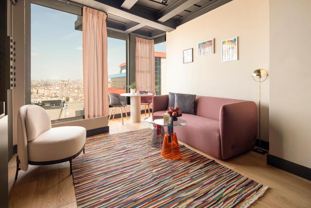 Stay Lab Residence & Hotel في إسطنبول: غرفة معيشة مع أريكة وطاولة
