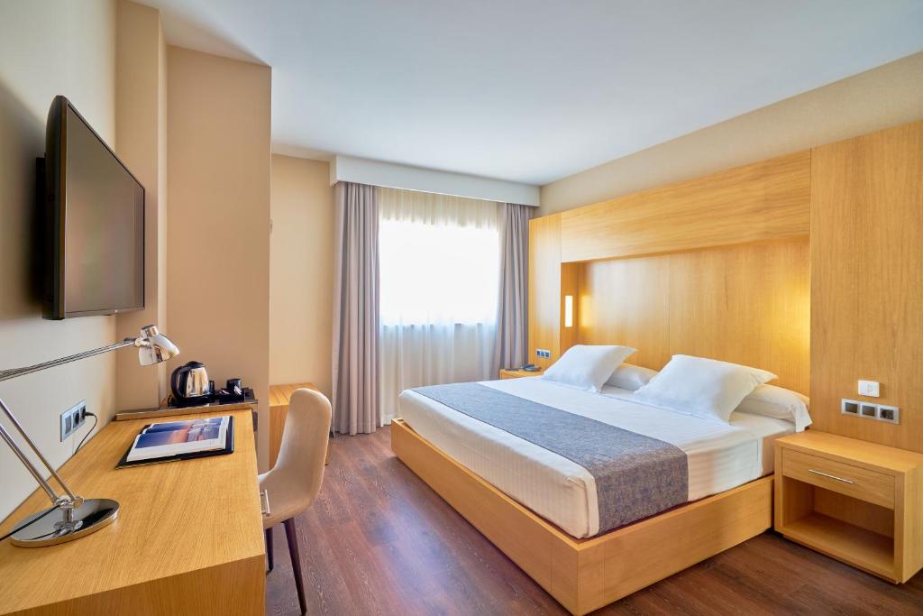 Postel nebo postele na pokoji v ubytování Hotel Guadalmedina