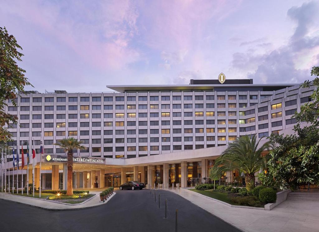 een weergave van een hotel met een weg ervoor bij Athenaeum Intercontinental, an IHG Hotel in Athene