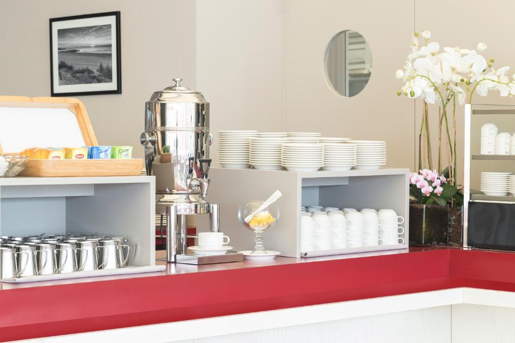 Zestaw do parzenia kawy i herbaty w obiekcie Hotel Cambridge