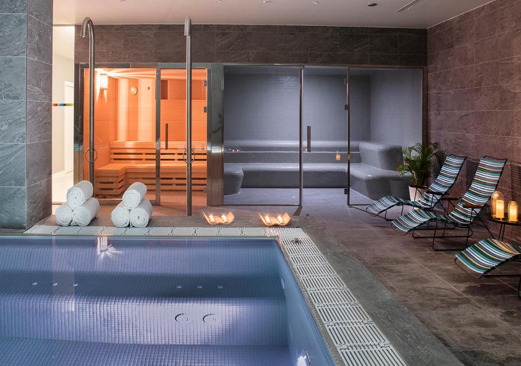 Bazén v ubytovaní Axel Hotel San Sebastián - Adults Only alebo v jeho blízkosti