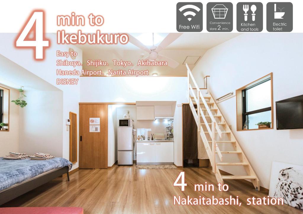 una sala de estar con una escalera en una casa pequeña en nestay house tokyo itabashi 02 en Tokio