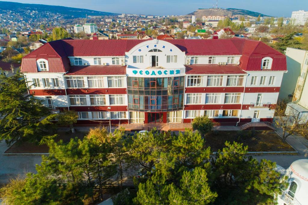 una vista aérea de un edificio con techo rojo en Hotel Feodosiya, en Feodosia