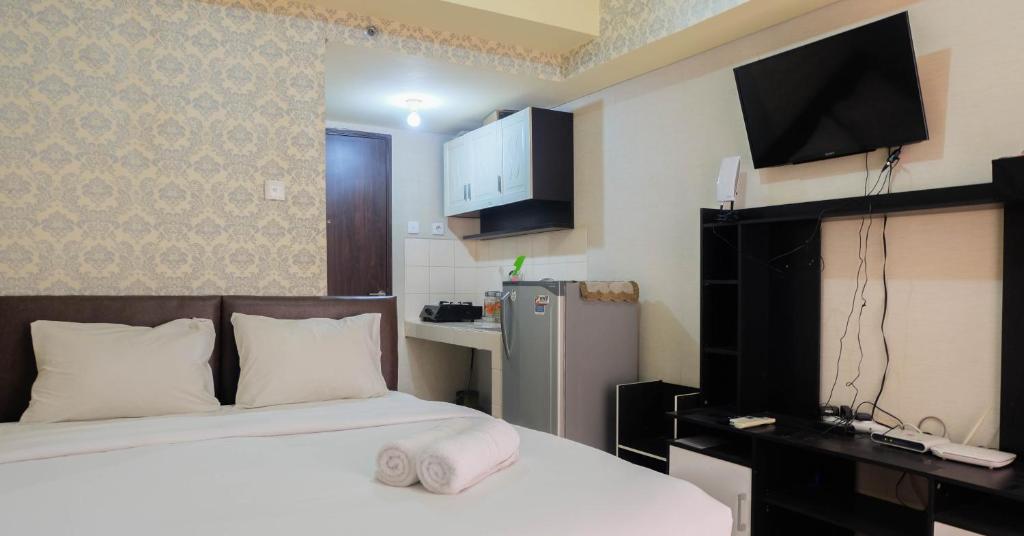 Fully Furnished Studio at Serpong Greenview Apartment By Travelio - Studio Apartment