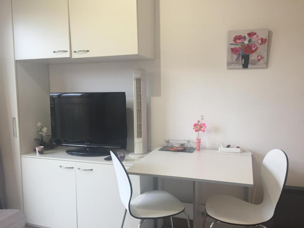 TV a/nebo společenská místnost v ubytování Calvi au soleil