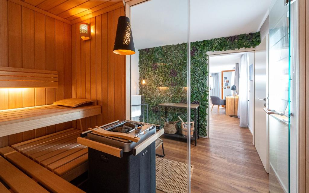 林道的住宿－Ferien-Lodge Lindau - Private Sauna & nah am See，一间位于客房中间的带炉灶的桑拿浴室