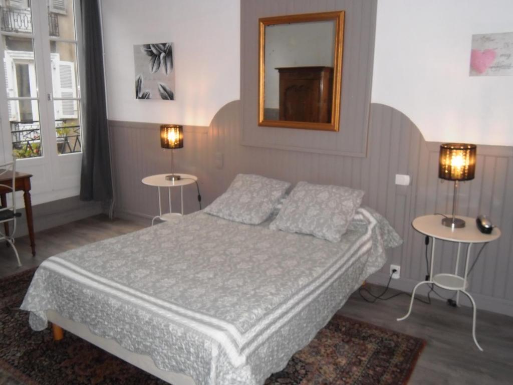 Postel nebo postele na pokoji v ubytování Hôtel des Arceaux