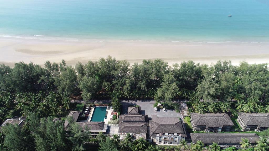 una vista aérea de una casa con árboles y la playa en Grand Southsea Khaolak Beach Resort, en Khao Lak