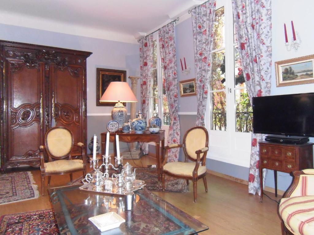 TV a/nebo společenská místnost v ubytování Hôtel des Arceaux