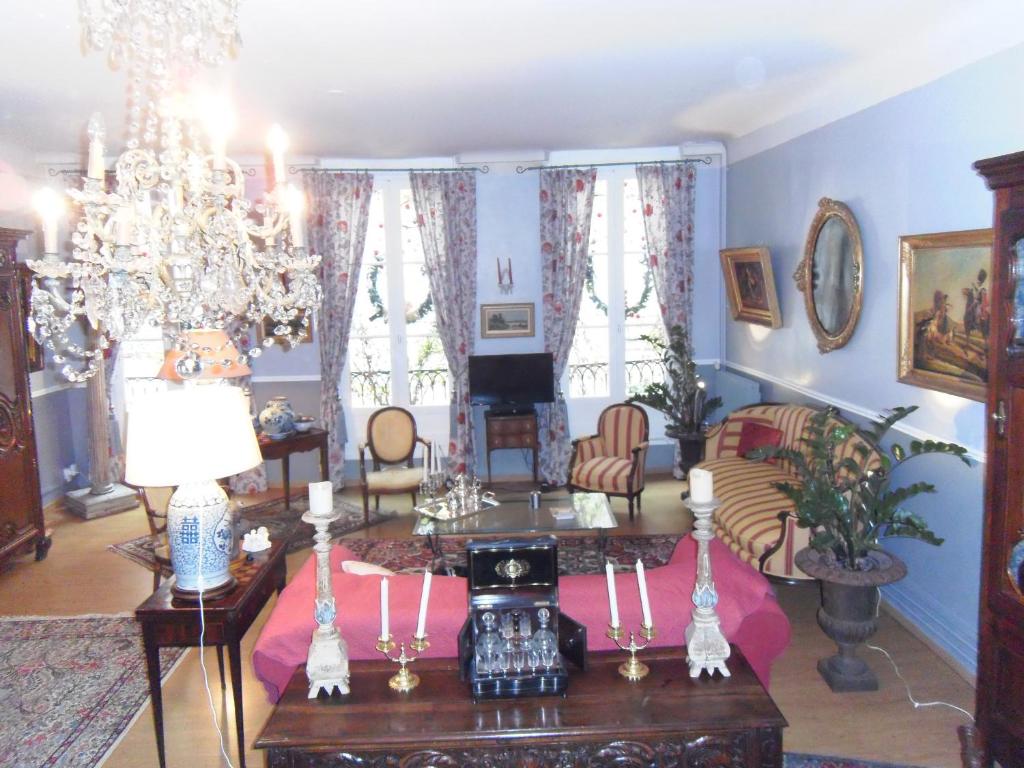 Posezení v ubytování Hôtel des Arceaux