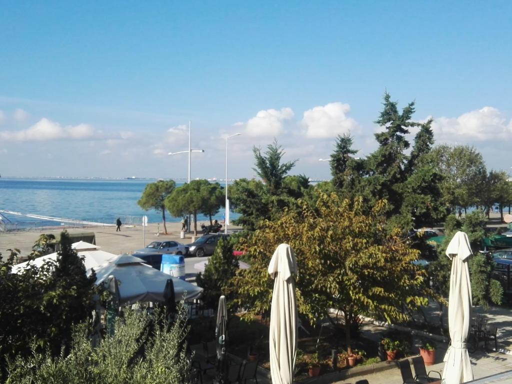 widok na plażę z parasolami i ocean w obiekcie Maria Kallas w Salonikach