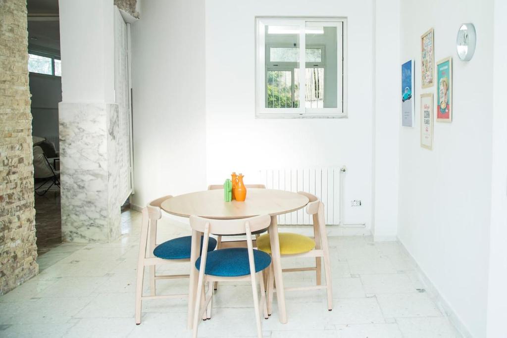a table and two chairs in a room at Le Centre-Ville: Très chic appartement à la Marsa in La Marsa