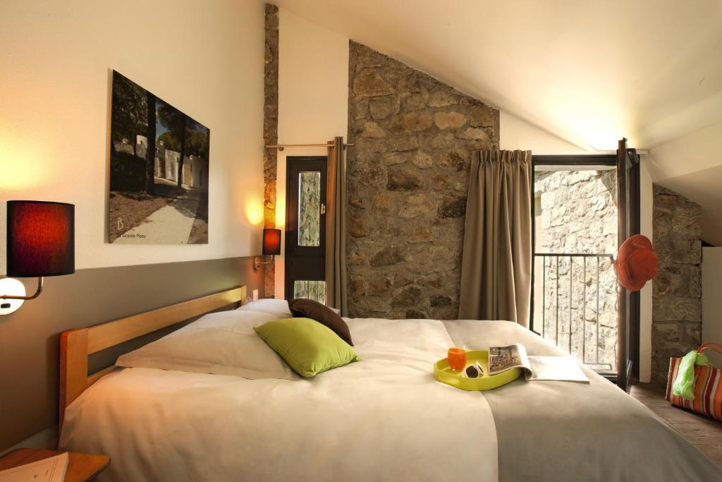 een slaapkamer met een bed en een dienblad bij Terres de France - Le Domaine des Vans in Chambonas
