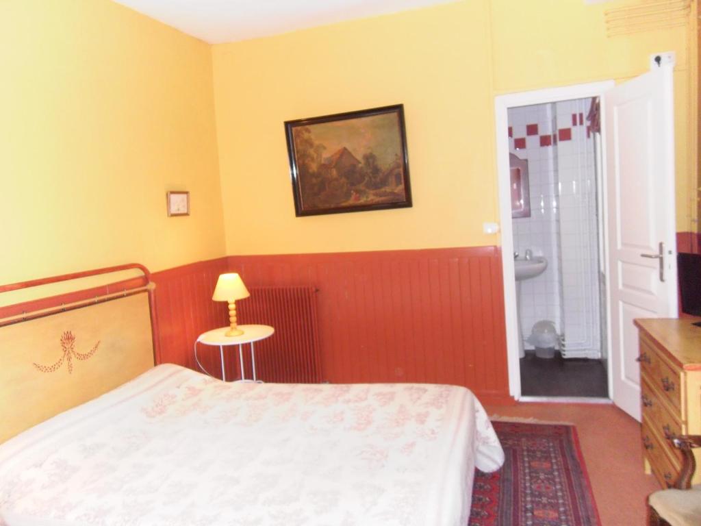 Postel nebo postele na pokoji v ubytování Hôtel des Arceaux
