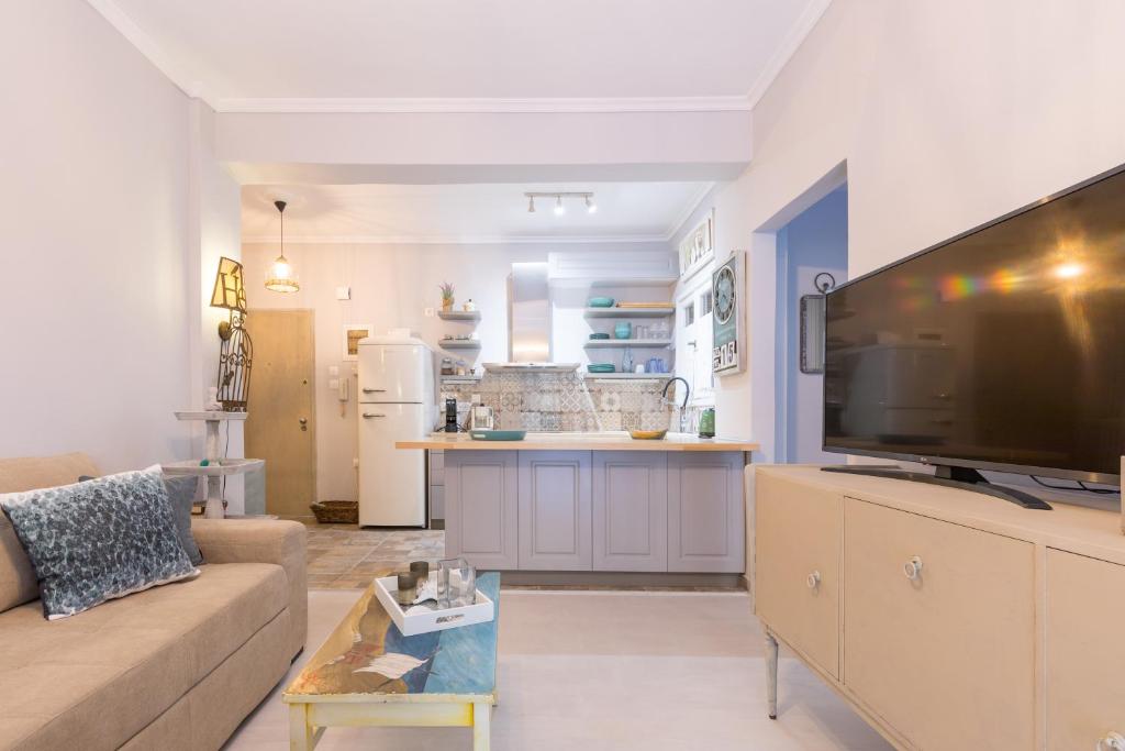 uma sala de estar com uma grande televisão de ecrã plano em Stylish, comfy apartment by Konnect, Corfu city center em Corfu Town