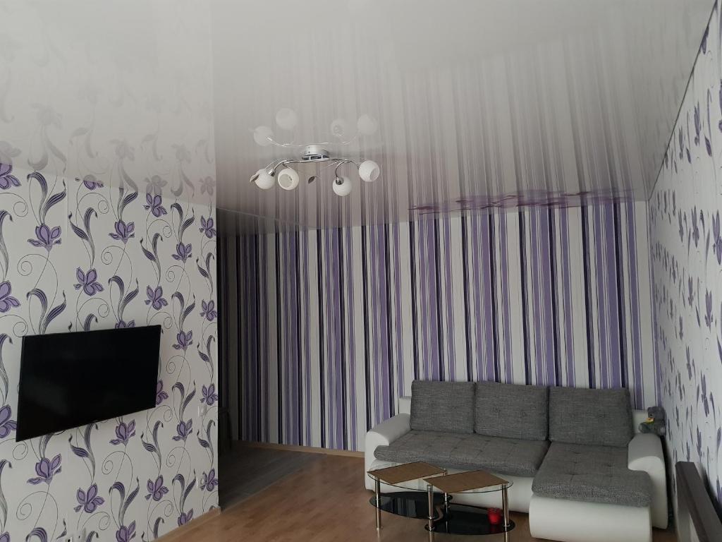 sala de estar con sofá y TV en Ahtme apart, en Kohtla-Järve
