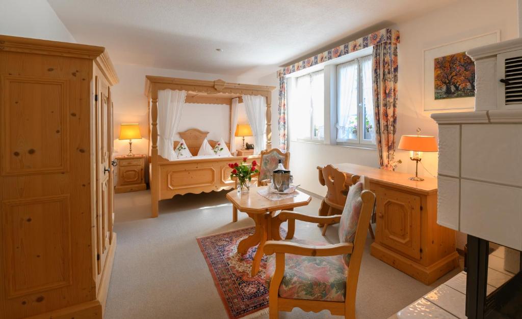 a room with a table and a bedroom with a bed at Romantik Hotel zu den drei Sternen in Brunegg