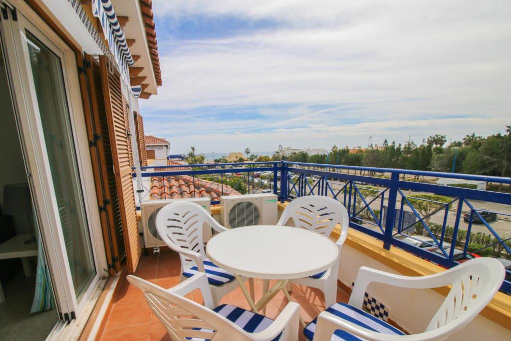 een balkon met een tafel en stoelen en uitzicht bij RA447 1ª Linea, vistas al mar Veramar 5 in Vera