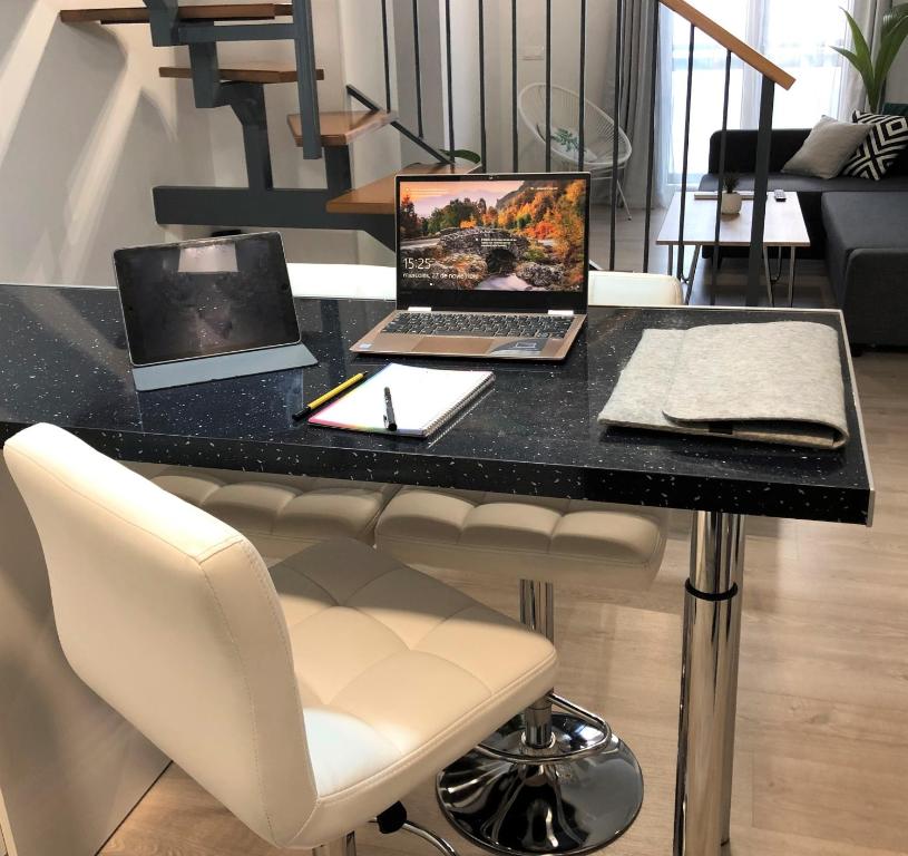 Televízia a/alebo spoločenská miestnosť v ubytovaní Loft Duplex Malaga