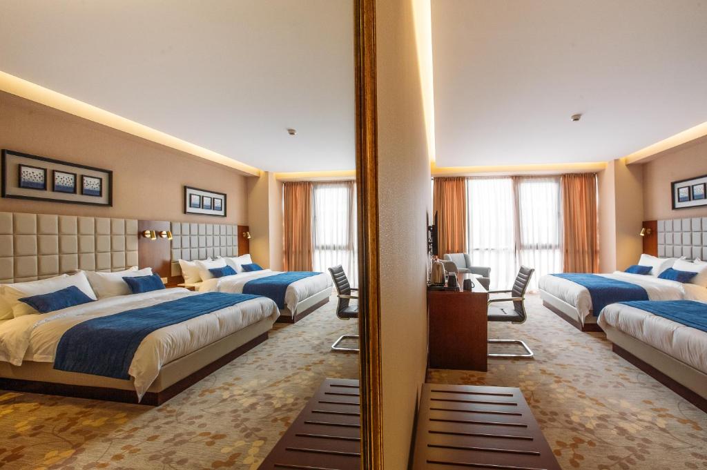 Postel nebo postele na pokoji v ubytování Horizont Hotel Tbilisi