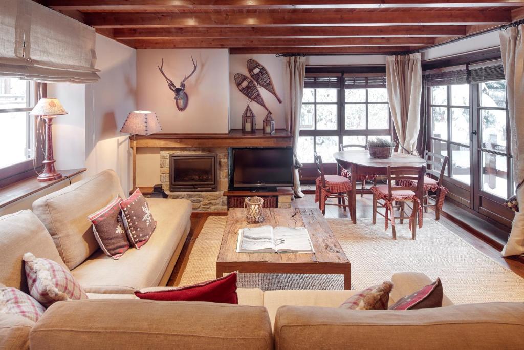 a living room with a couch and a table at Val de Ruda Luxe 65 by FeelFree Rentals in Naut Aran