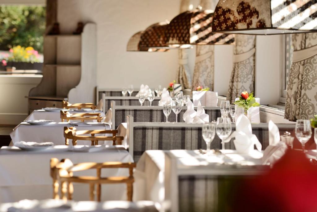 Reštaurácia alebo iné gastronomické zariadenie v ubytovaní Hotel Der Bär