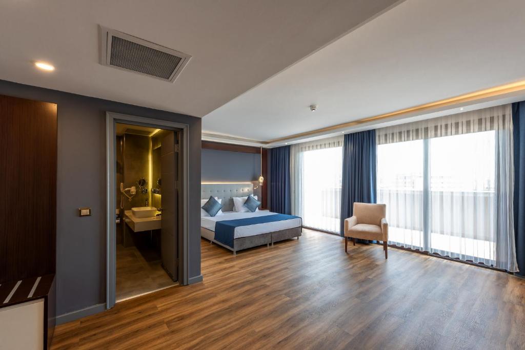 a hotel room with a bed and a bathroom at Nova Plaza Crystal Hotel & Spa in Istanbul