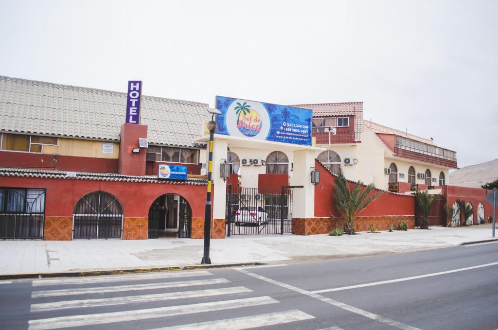 a building on the corner of a street at Hotel Sol de Arica in Arica