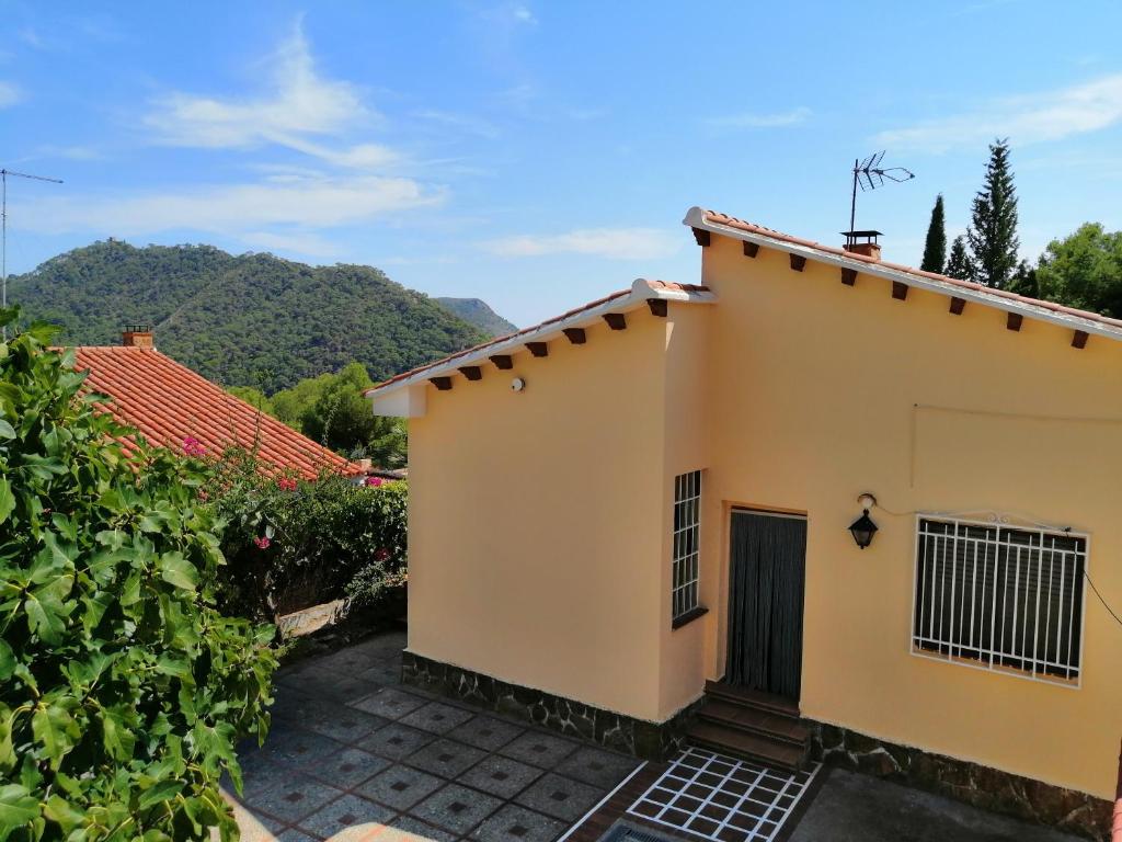 - une vue sur une maison avec des montagnes en arrière-plan dans l'établissement CHALET MONTPRATS, SERRA, à Serra