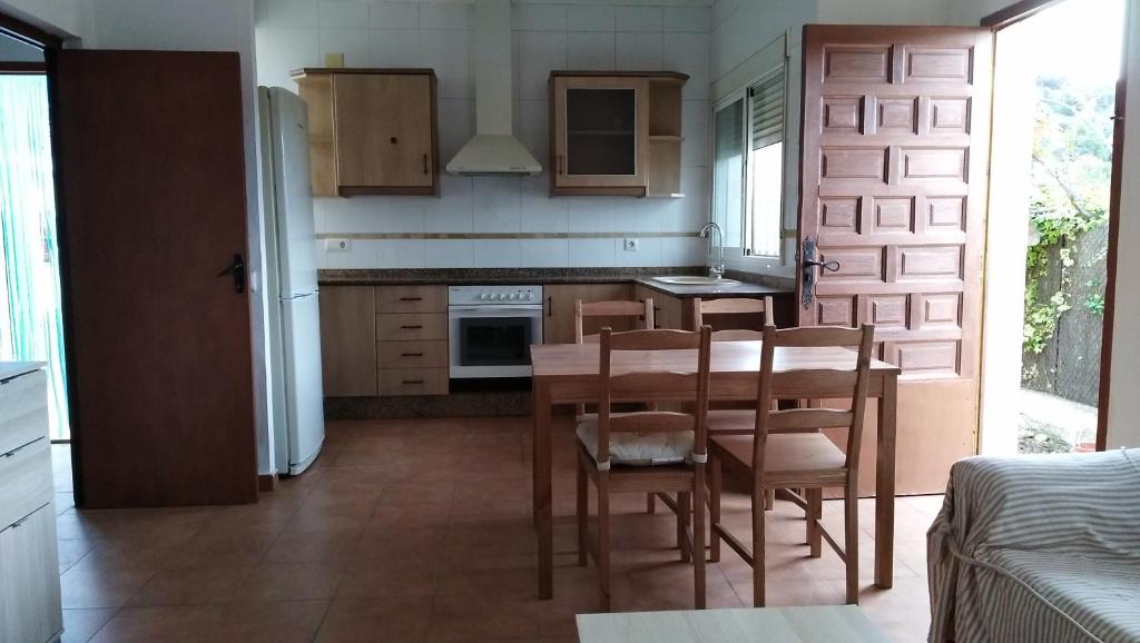 Kuchyň nebo kuchyňský kout v ubytování CHALET MONTPRATS, SERRA