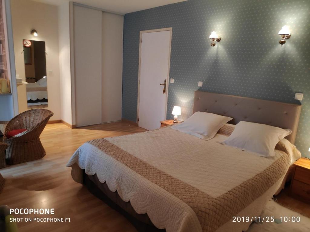Postel nebo postele na pokoji v ubytování Logis de Chezelles