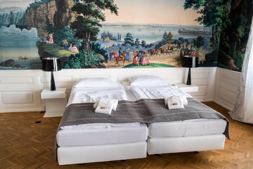 ランダウ・イン・デア・プファルツにあるApart-Hotel Heiligenthaler Hofの壁画のあるベッドルーム