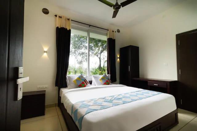Llit o llits en una habitació de LetStay Vythiri Hill Palace